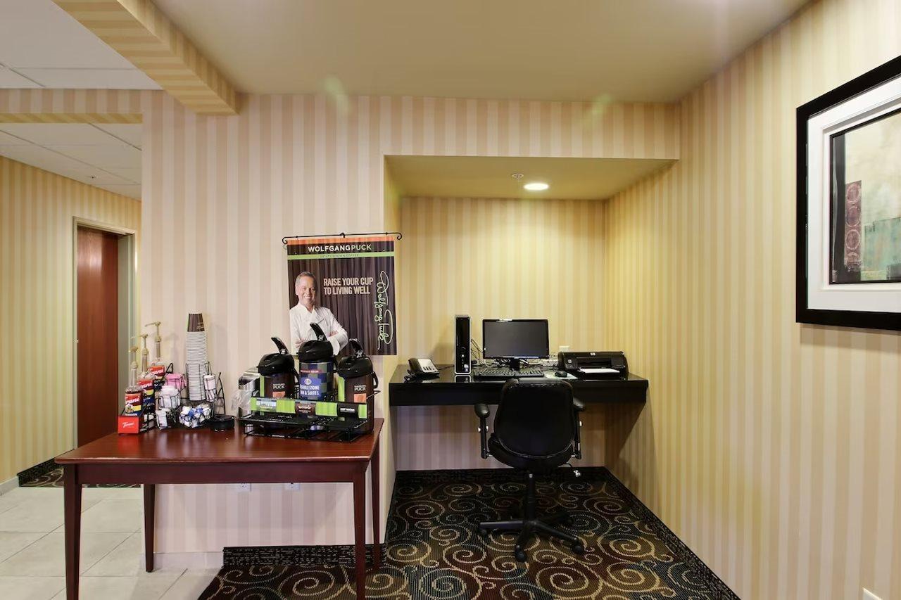 Americinn By Wyndham Oshkosh Eksteriør billede