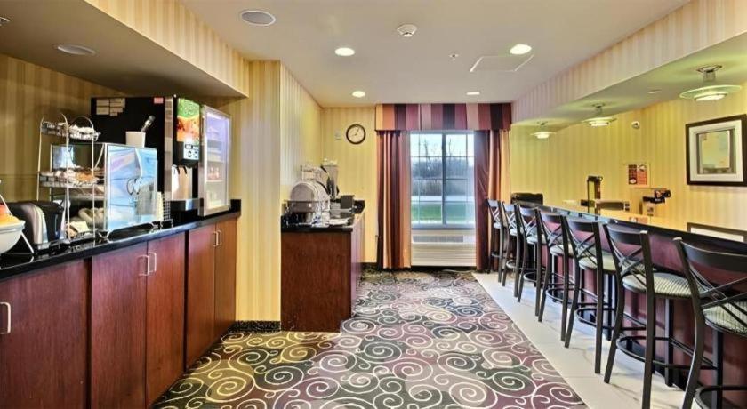 Americinn By Wyndham Oshkosh Eksteriør billede